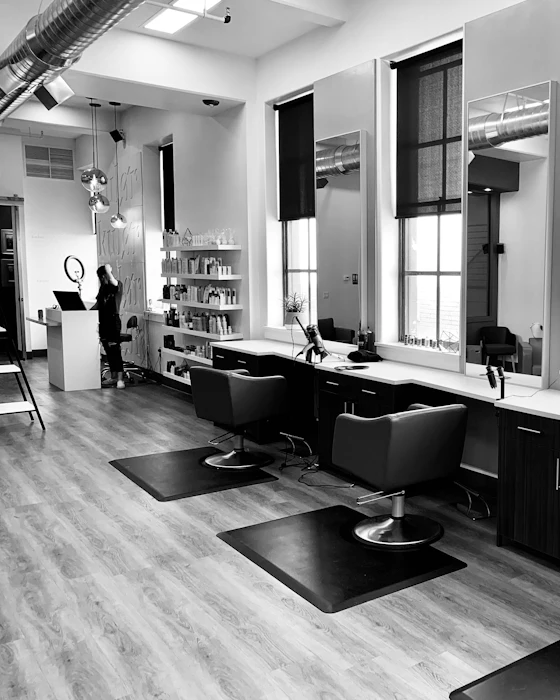 Intérieur lumineux du salon Atelier Véra à Muret